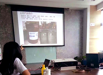 從營銷的角度講，網(wǎng)絡(luò)上生產(chǎn)者和消費(fèi)者一對一的互動(dòng)溝通，使生產(chǎn)者更快地了解消費(fèi)者的要求、愿望及改進(jìn)意見，將工業(yè)時(shí)代大規(guī)模生產(chǎn)、大規(guī)模數(shù)據(jù)營銷改進(jìn)為小群體甚至個(gè)體營銷，為消費(fèi)者提供了極大的滿足，迎合了現(xiàn)代拓客營銷理念