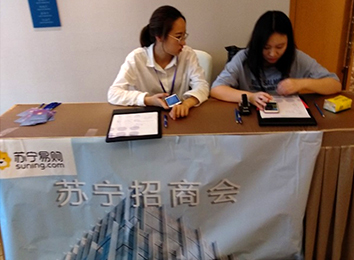 同時(shí)，它的革命性在于縮短了整個(gè)經(jīng)濟(jì)活動(dòng)的中間環(huán)節(jié)，降低了交易成本，節(jié)約了社會(huì)資源。在大數(shù)據(jù)營銷機(jī)制上，招商外包公司克服了橫在生產(chǎn)者和消費(fèi)者之間的時(shí)間、空間障礙，弱化了存在于二者之間的各種中間環(huán)節(jié)和渠道