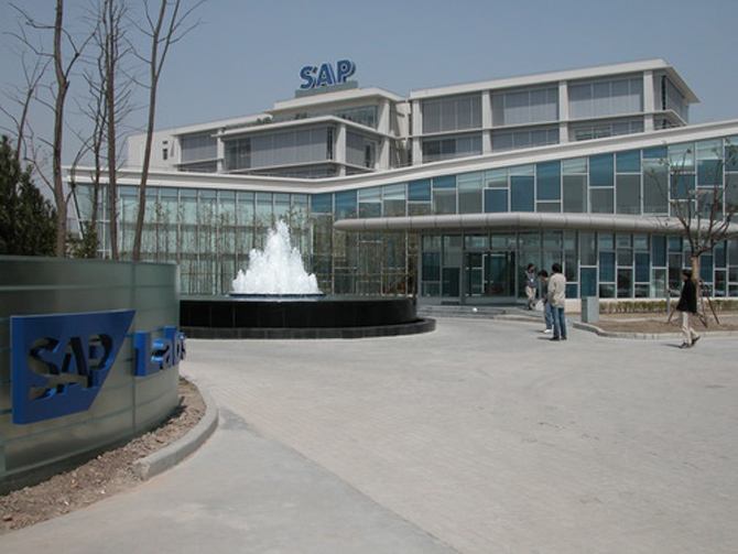 與此同時(shí)，網(wǎng)絡(luò)營銷公司的互動(dòng)性也使消費(fèi)者獲得信息的能力增強(qiáng)，使得營銷外包實(shí)施差別定價(jià)的過程中也存在著一定的風(fēng)險(xiǎn)