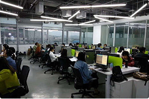 也不需要龐大的零售商業(yè)職工隊(duì)伍，因而降低了商品的銷售成本價(jià)格，也就降低了顧客購買的貨幣成本，另一方面，數(shù)據(jù)營銷通過直接媒體和直接手段及時(shí)向消費(fèi)者傳遞商品信息，降低了消費(fèi)者搜尋信息的時(shí)間成本與精力成本