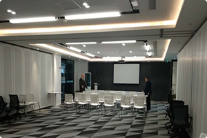 網(wǎng)絡(luò)本身就具有快速、高效、低成本的特點(diǎn)，在互聯(lián)網(wǎng)上信息資源共享，進(jìn)入障礙為零，作為一種新的傳播形式，網(wǎng)絡(luò)具有一對一的互動(dòng)特性，這是對傳統(tǒng)傳播方式面對大量受眾特征的突破